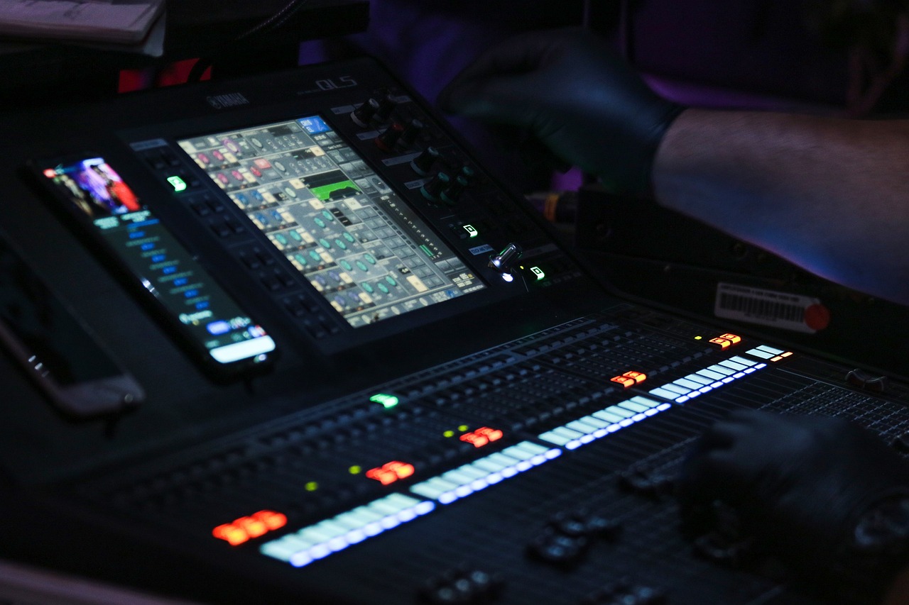Music and Technology: The Role of Applications and Software in Modern Music Creation